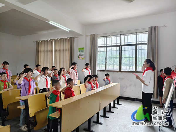 蓝屏学校举行少先队员入队仪式.jpg