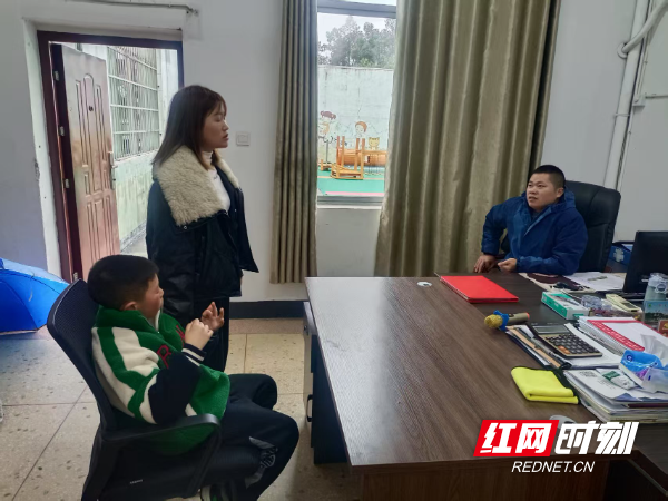 廖女士带孩子在岳阳市特殊教育学校办理入学手续.jpg