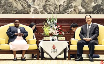 毛伟明会见乌干达总理