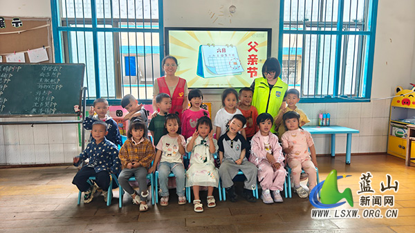 浆洞瑶族乡民政社工站开展“父爱如山 涂鸦传情”活动.jpg