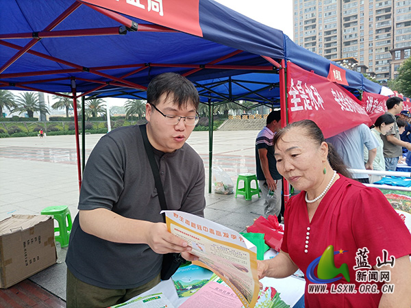 蓝山县林业局开展2025年政务公开主题日活动.jpg