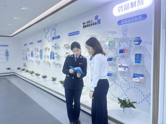 浏阳市税务局经开税务分局在企业辅导。长沙市税务局 供图