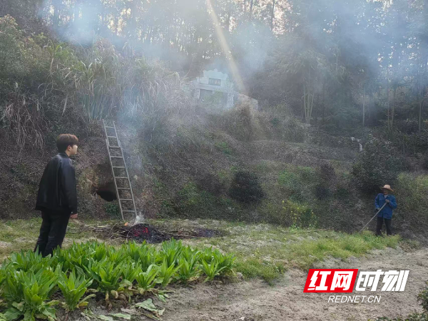 镇干部在田间地头劝导焚烧枯草的百姓 (2).jpg