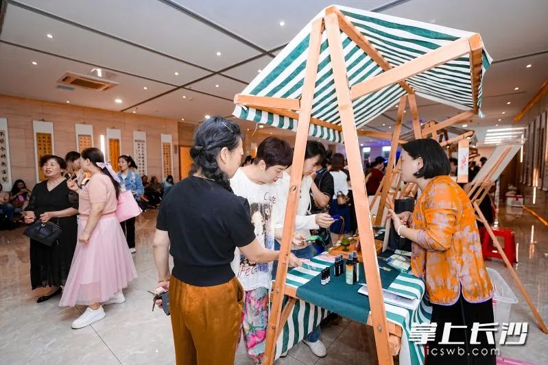 传统和香制作技艺，吸引了众多市民前来体验。均为受访者 供图