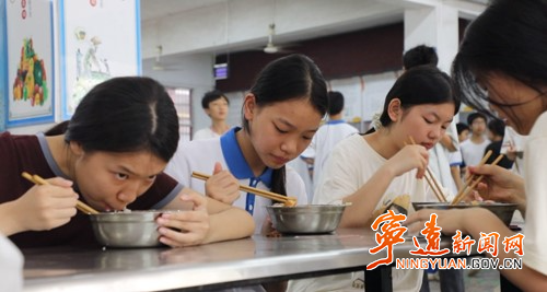 宁远：让师生吃上 “放心餐”4_副本500.jpg