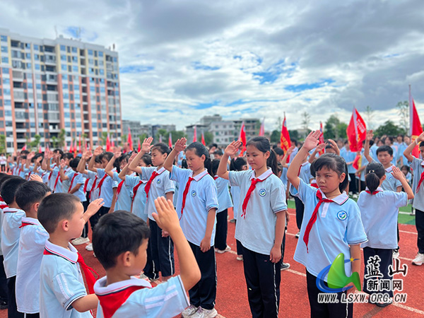 辅仁实验学校举行少先队新队员入队仪式.jpg