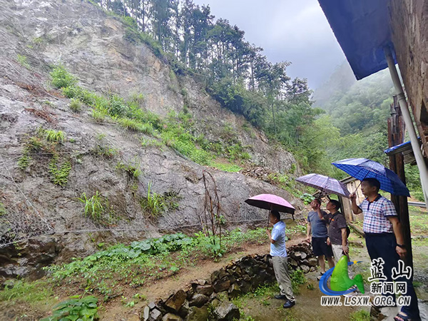 汇源瑶族乡荆竹坪村迅速开展防汛、防地质灾害巡查与抢修工作.jpg