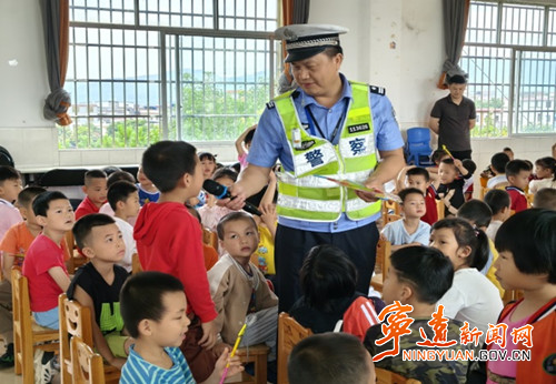 宁远交警为幼儿群体系紧 “安全带”_副本500.jpg