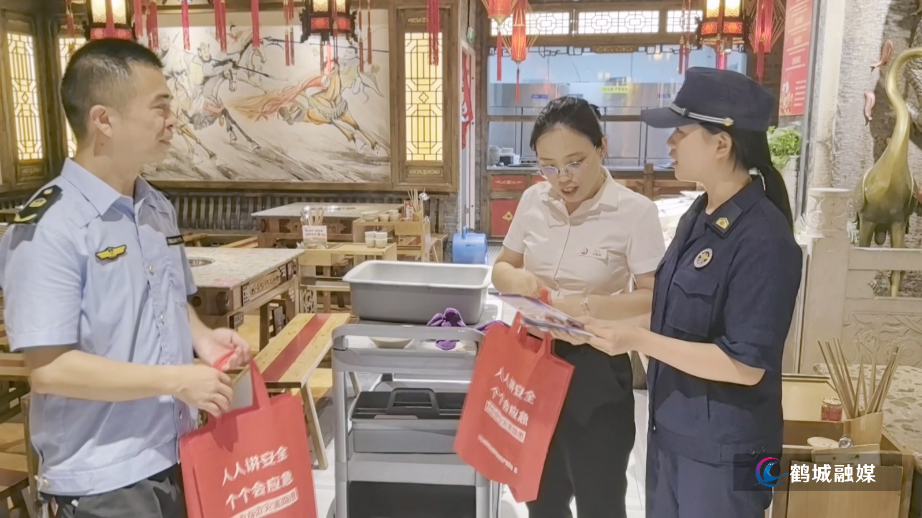 市、区应急部门联合举行第24个全国“安全生产月”集中咨询日活动.mp4_20250616_160510.236.jpg