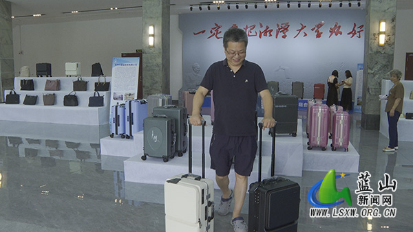 我县皮具箱包直通高校 搭建校企合作桥梁2.jpg
