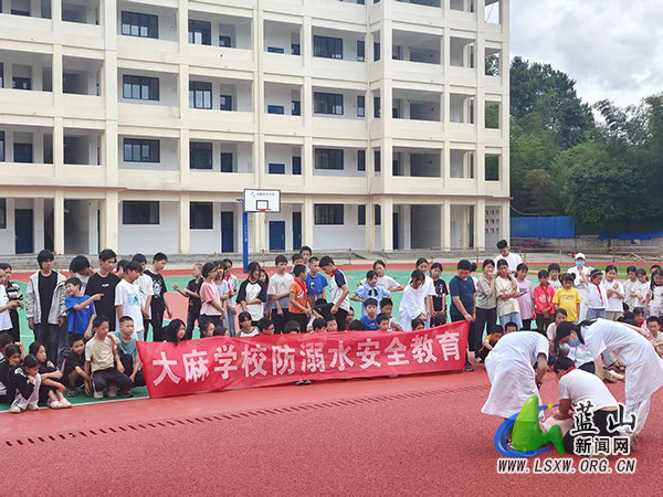 所城镇卫生院携手大麻学校开展防溺水应急演练活动.jpg