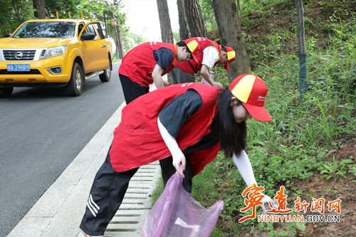 寧遠電力：志愿者為公園步道草坪 “煥新”_副本500.jpg