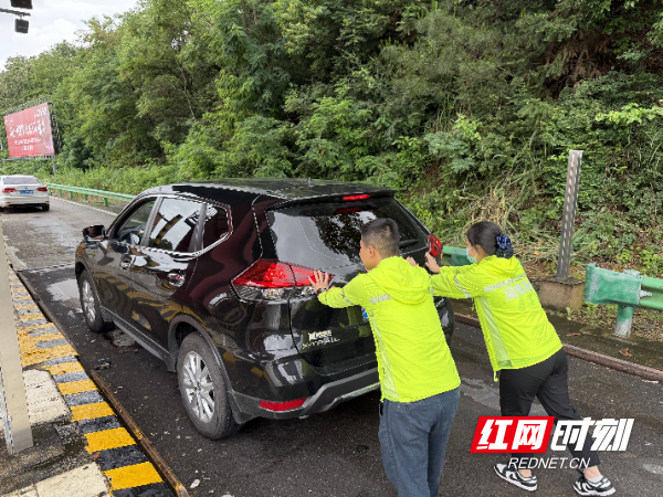 6月11日，帮司机推车.jpg