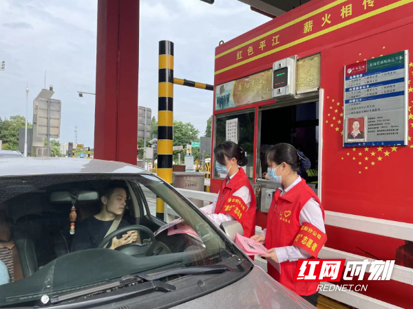 向司乘发放安全生产宣传单，宣贯安全知识.jpg