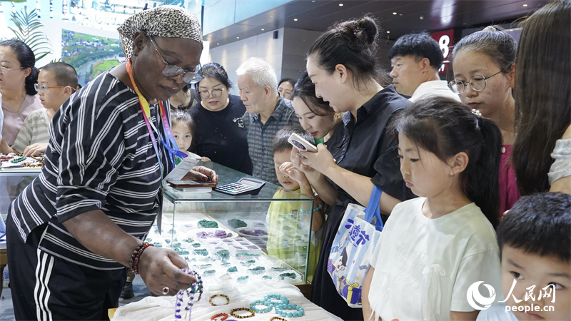 来自非洲各国的精致首饰备受青睐。人民网记者 吴茜薇摄