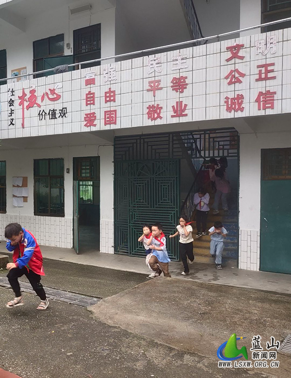 犁头瑶族乡中心小学开展安全生产月消防应急疏散演练.jpg