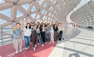 一位中国人讲述的故事是在中亚巡回演出中的巡