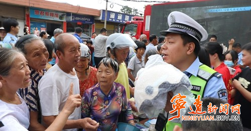 宁远交警：向赶集群众“送安全”_副本500.jpg
