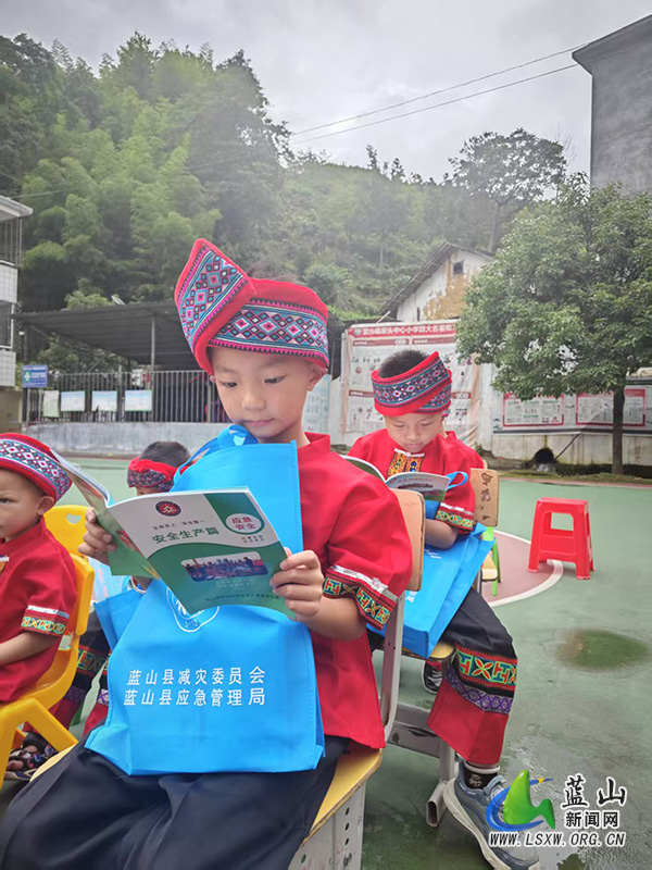 犁头瑶族乡中心小学：政校医携手共护瑶乡少年暑期平安.jpg