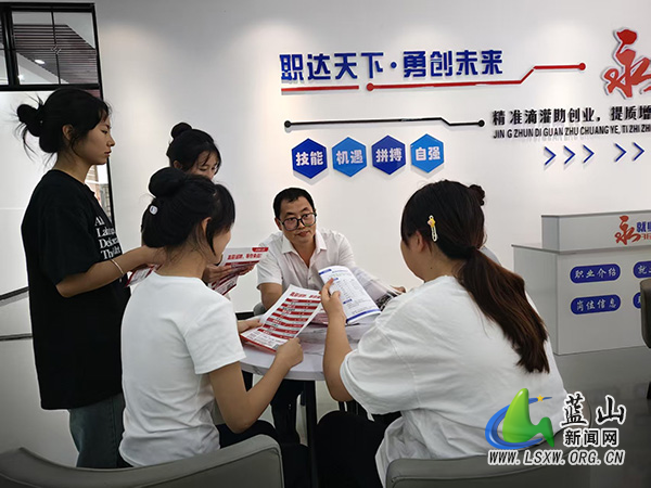 蓝山县组织开展中职学生进企参观促就业活动2.jpg
