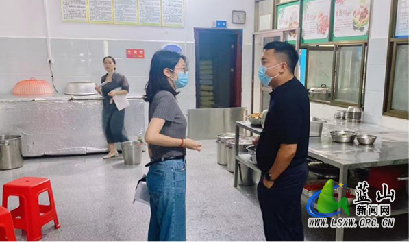 新圩镇纪委：开展校园食堂专项检查 守护学生舌尖上的安全.jpg