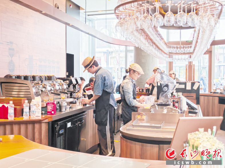 　　咖啡店工作人员正忙碌着制作饮品。            长沙晚报全媒体记者 陈星源 摄
