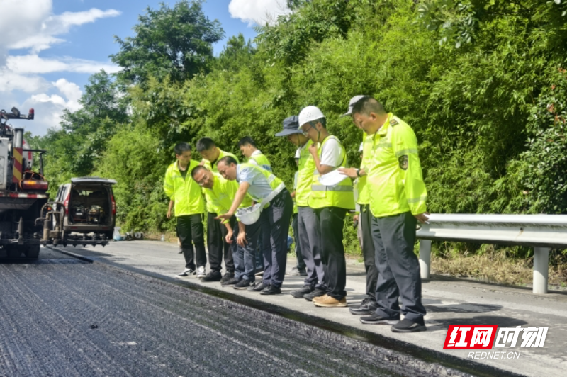 郴州分公司与施工技术人员探讨施工细节_副本.jpg