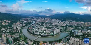 海南五指山：青山满目碧水萦绕的翡翠之城