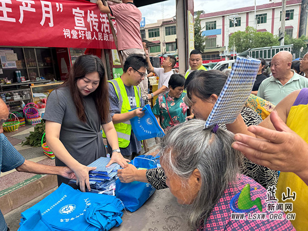 祠堂圩镇开展“人人讲安全、个个会应急”安全生产月宣传活动.jpg