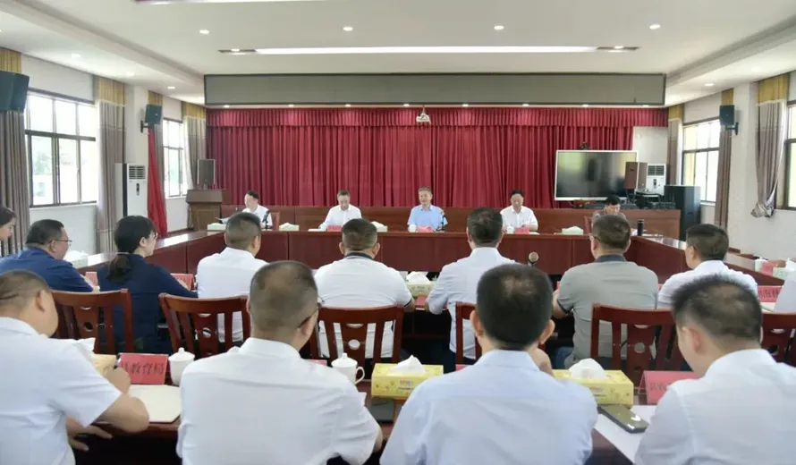 严华在隆回县调研督导并为基层党员讲授党课