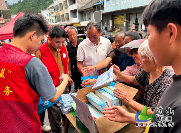 大桥瑶族乡开展2025年安全生产月宣传活动.jpg