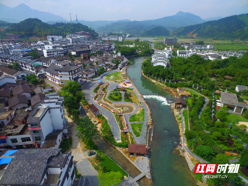 热水温泉穿越小镇，成为带动群众致富的福泉。 （郭立亮摄）.jpg