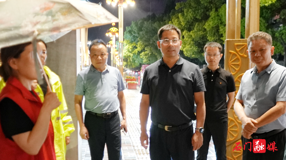 李长春夜间督导检查防汛备汛工作.jpg