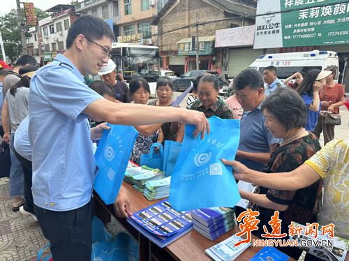 宁远县多部门联动开展安全生产月咨询日活动_副本500.jpg