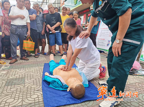 宁远县多部门联动开展安全生产月咨询日活动2_副本500.jpg
