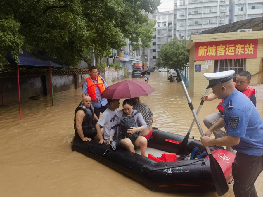 民警在转移受灾群众。湘西州公安局供图