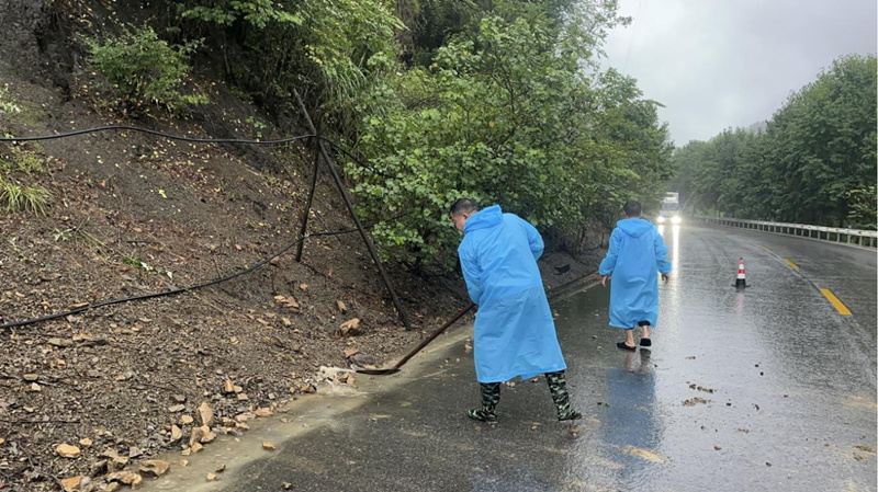 民警在清理道路。湘西州公安局供图