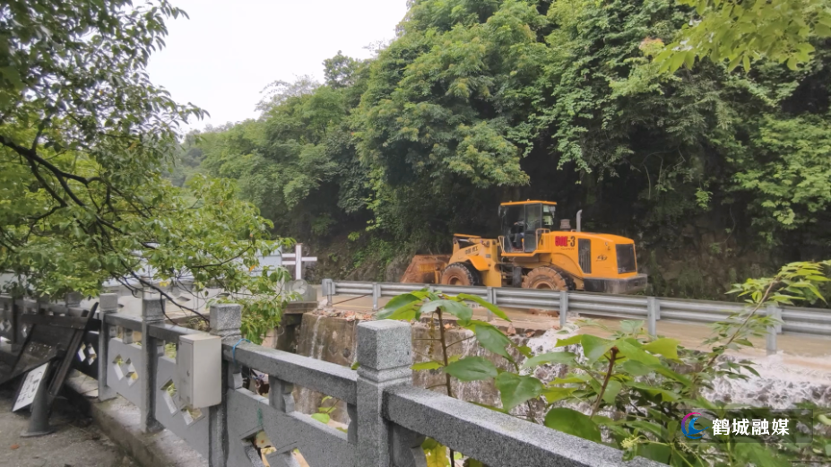 鹤城区：部门联动处置杨黄公路塌方 保障道路畅通.mp4_000013.043.png