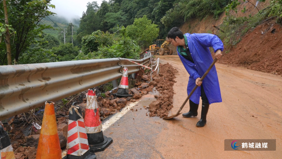 鹤城区：部门联动处置杨黄公路塌方 保障道路畅通.mp4_000038.526.png
