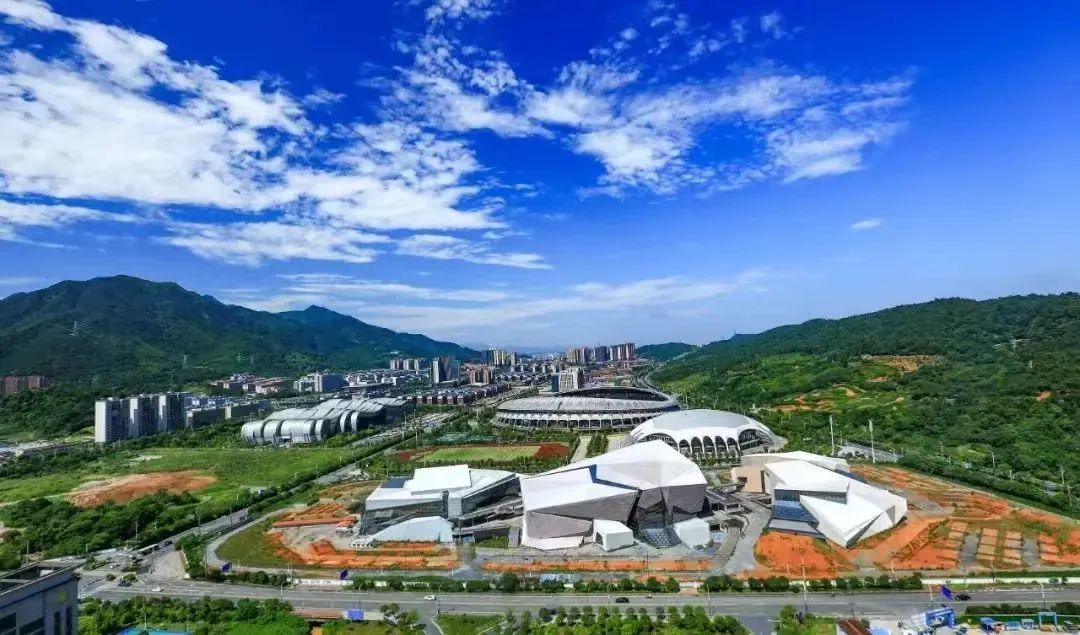 藍天白云下的魅力城東  黃建華   攝.jpg