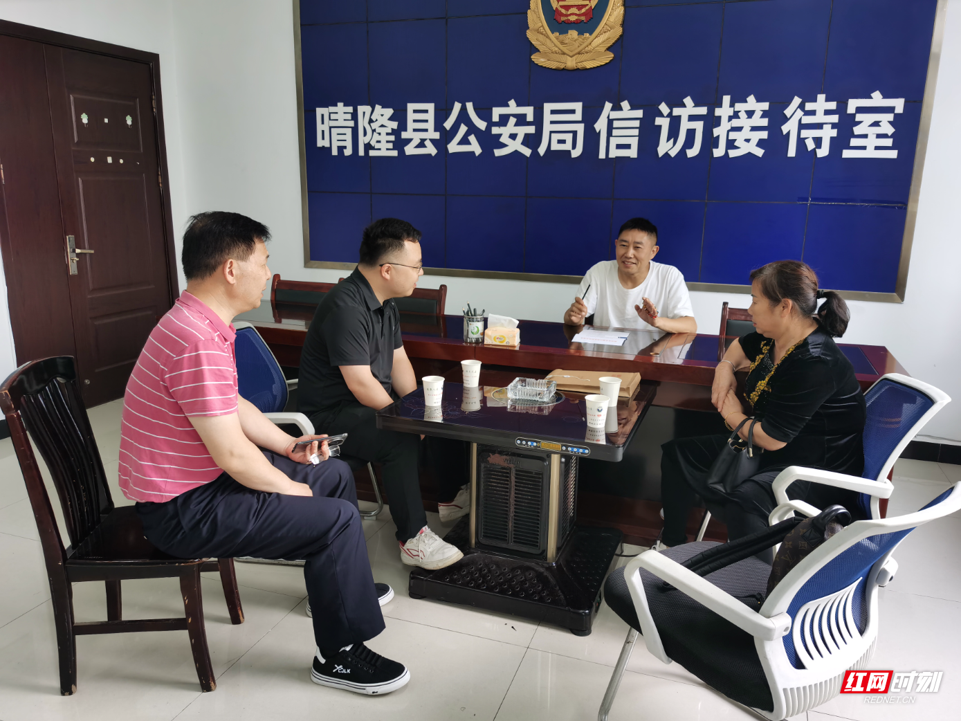 图二燕泉街道党工委委员、政法委员何明超带队到贵州省晴隆县公安局对接协调解决问题.png