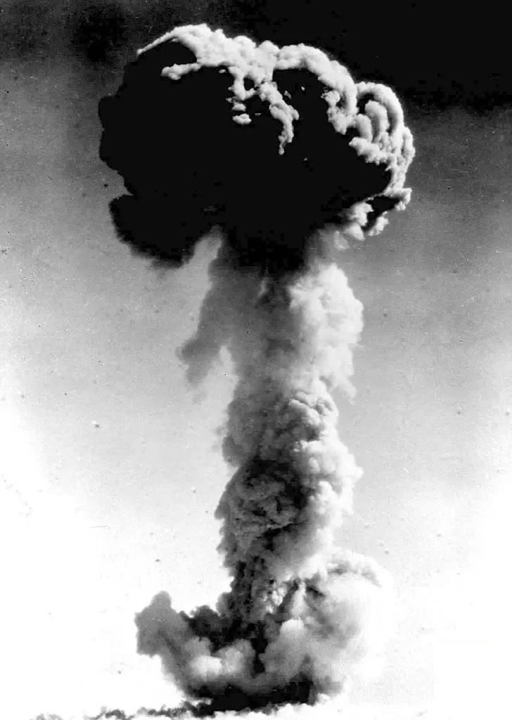 1964年10月16日，我国第一颗原子弹爆炸成功（新华社）.JPG