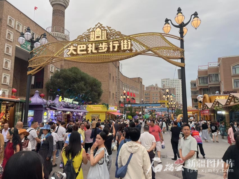 在高速公路上观看新疆丨热“夜”状态点亮丝绸