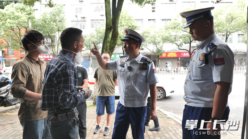 消防监督员向群众宣传动火作业相关规定。 长沙晚报通讯员 寻艳 摄