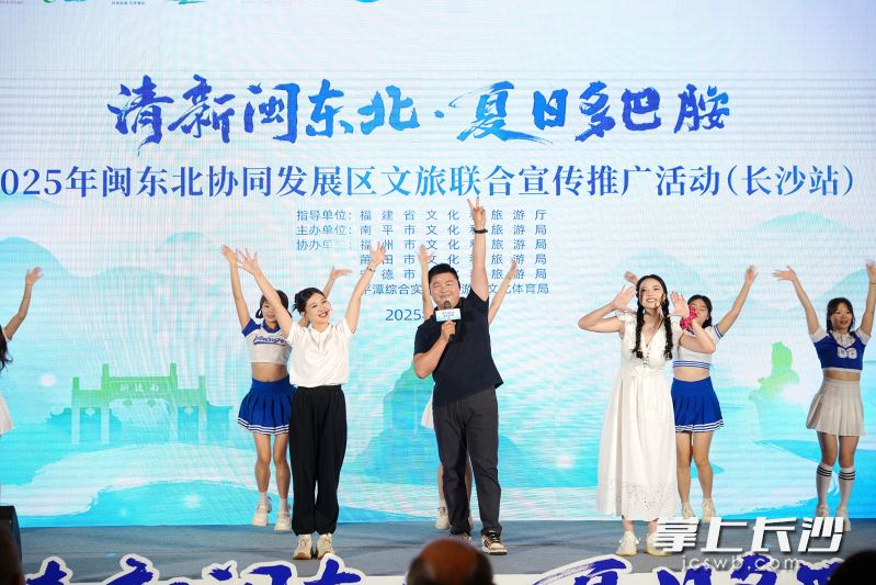 现场表演。