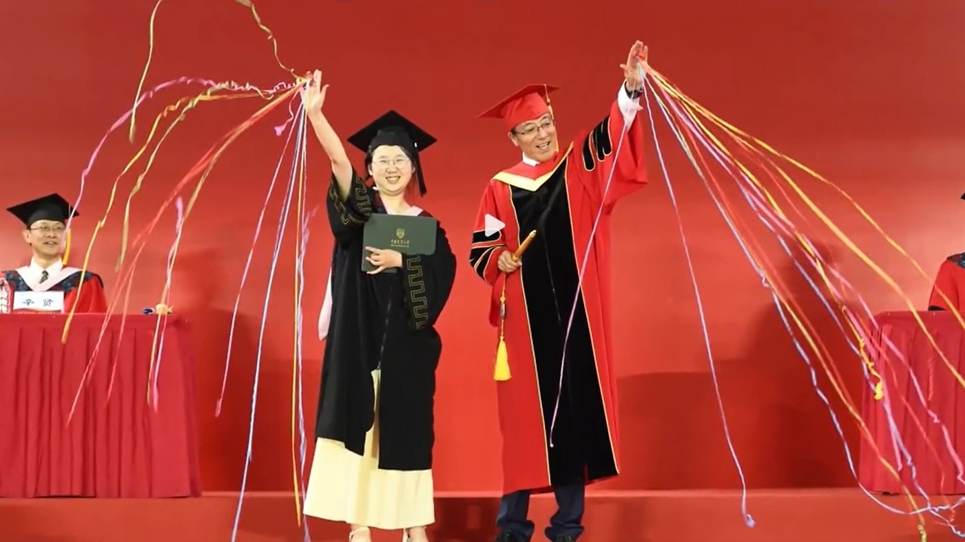 在结束仪式上，一句话中汇集了数千个单词：“