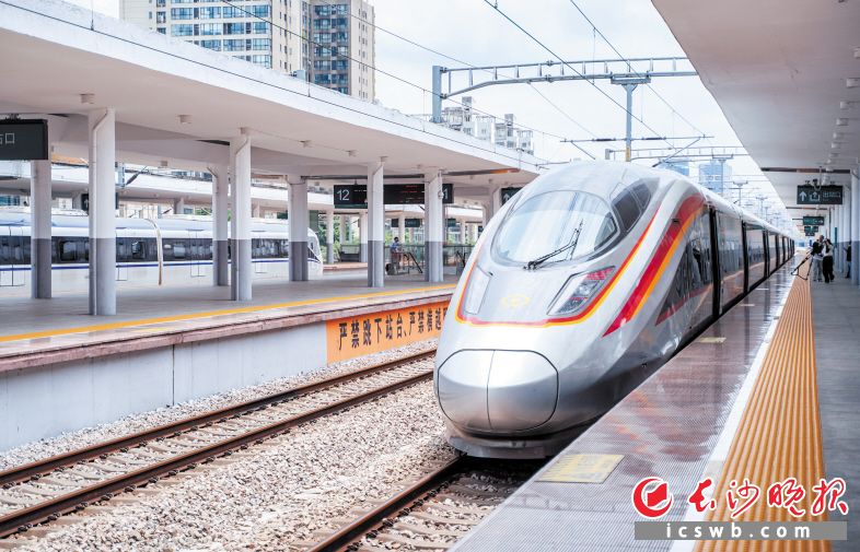 　　首趟从长沙开往重庆东站的G4972次动车组列车。