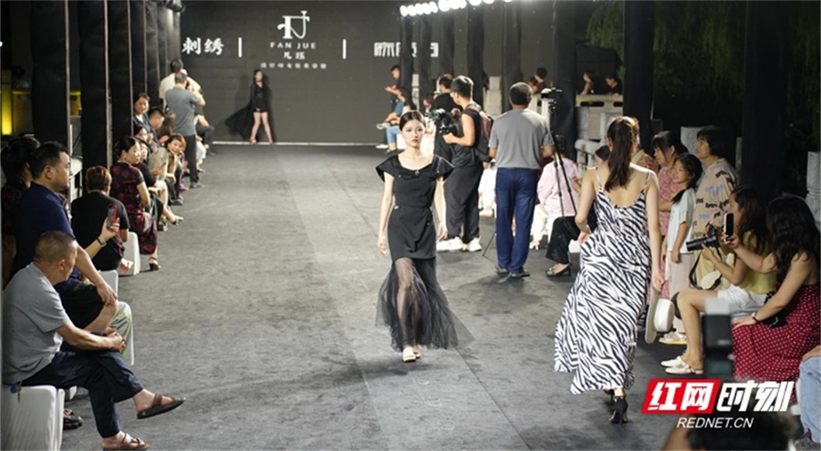 组图丨A/W 2025常德时装周在河街紫月桥开幕