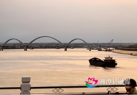 0629组图 数百次日落 绘就钢与霞的湘江手卷(2)231.png