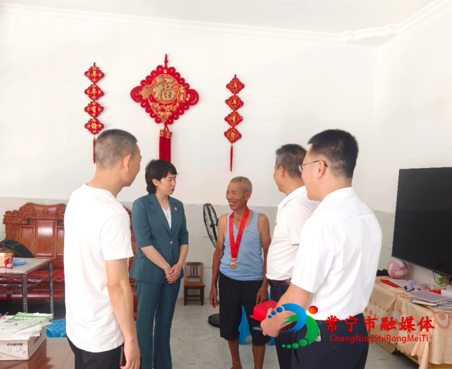 鄧艷紅“七一”走訪慰問(wèn)黨員..jpg